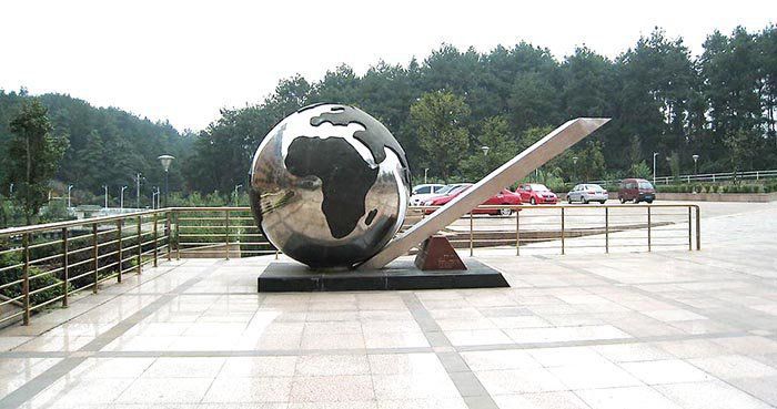 地球仪雕塑生产商,景区雕塑,现代地球仪雕塑提供 地球仪雕塑生产商,景区雕塑,现代地球仪雕塑提供